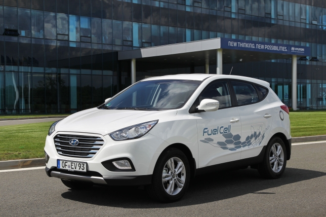 Hyundai ix35 Fuel Cell odnotował rekord przejazdu samochodu zasilanego ogniwami paliwowymi, pokonując 700 km na jednym zbiorniku wodoru. 