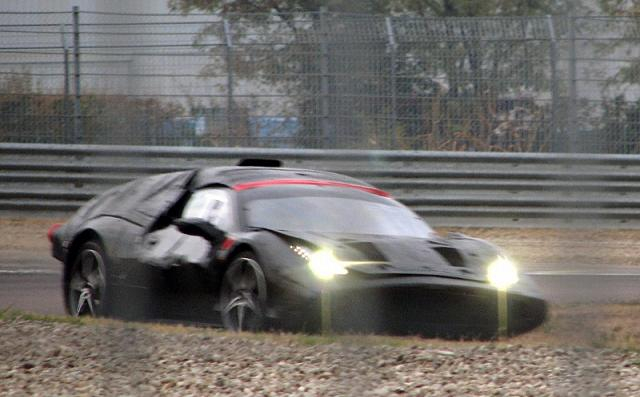 Zamaskowane auto nie przypomina żadnego auta z aktualnej gamy modelowej Ferrari.
