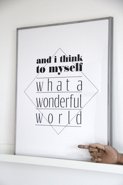Plakat typograficzny WONDERFUL WORLD 50 x 70 cm – „And I Think To Myself What a Wonderful World” Plakat limitowany, dostępna ilość egzemplarzy (100 sztuk) ręcznie wpisany przez autorkę indywidualnym numerem grafiki, wykonany na pięknym satynowym papierze o gramaturze 200. Oryginalny projekt autorski do szybkiej metamorfozy lub podkreślenia charakteru każdego wnętrza - motywuje do działania. *Oprawa tylko na potrzeby zdjęcia, nie ma ramy w zestawie. Cena: 90.00 zł