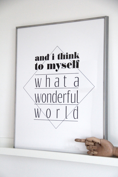  Plakat typograficzny WONDERFUL WORLD 50 x 70 cm – „And I Think To Myself What a Wonderful World”    Plakat limitowany, dostępna ilość egzemplarzy (100 sztuk) ręcznie wpisany przez autorkę indywidualnym numerem grafiki, wykonany na pięknym satynowym papierze o gramaturze 200. Oryginalny projekt autorski do szybkiej metamorfozy lub podkreślenia charakteru każdego wnętrza - motywuje do działania.  *Oprawa tylko na potrzeby zdjęcia, nie ma ramy w zestawie.    Cena: 90.00 zł  