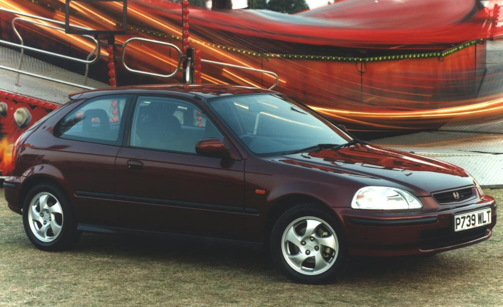 Demontaż wkładki zamka tylnej klapy w Hondzie Civic V. fot. Newspress