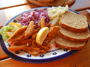 Dla każdego pracownika spożywającego posiłek w jadalni należy zapewnić indywidualne miejsce siedzące przy stole.