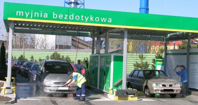 Białe plamy po myjni bezdotykowej. Co poszło nie tak?