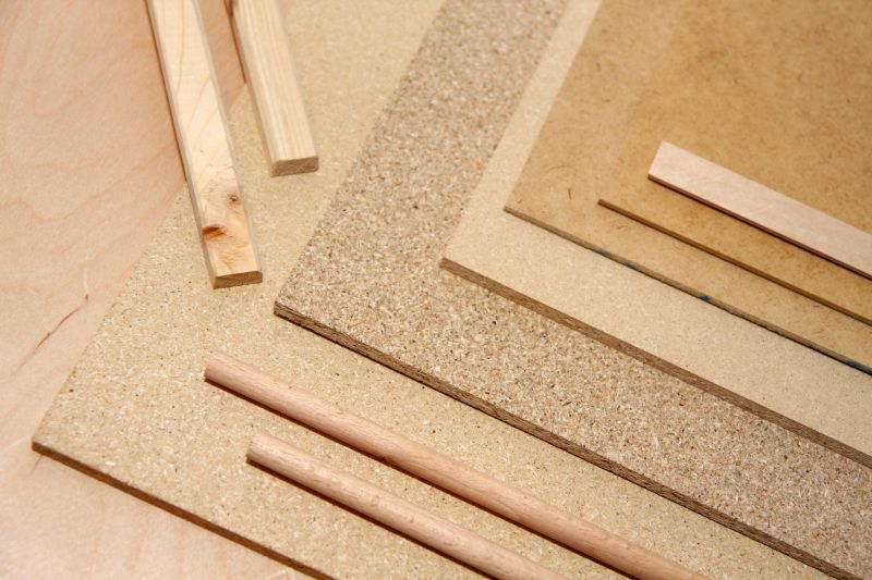 Płyty z MDF i HDF są materiałami drewnopochodnymi, powstającymi w wyniku sprasowania włókien  drzewnych z dodatkami substancji łączących i utwardzających pod wpływem dużego ciśnienia i wysokiej temperatury.