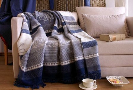 Meble zajmują prawie cały pokój dzienny? Nie wiesz, jak je ustawić, żeby małe mieszkanie nie wydawało się jeszcze mniejsze? Fot. ArtDecor24