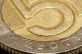 Złoty nadal będzie tracił wobec dolara i euro