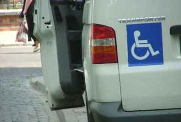 Osoby niepełnosprawne poniżej 16. roku życia dostaną karty parkingowe