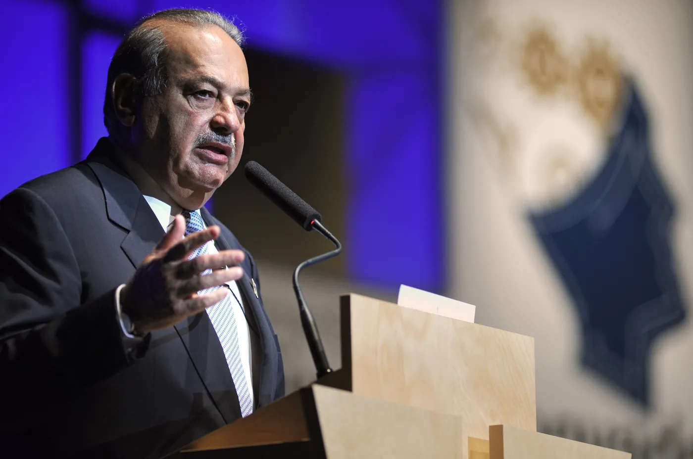Meksykański miliarder Carlos Slim, dyrektor Carlos Slim Foundation, przemawia podczas prezentacji, Tijuana, Meksyk