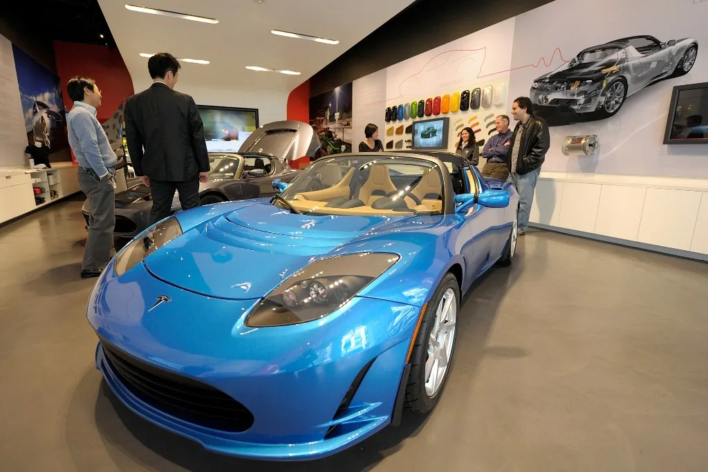 Klienci oglądają Model X Tesli w salonie Tesla Motors w San Jose w Kalifornii. Tesla Motors planuje sprzedaż Modelu X, sportowego samochodu zasilanego energią elektryczną, już w 2013 roku. Fot. David Paul Morris/Bloomberg 