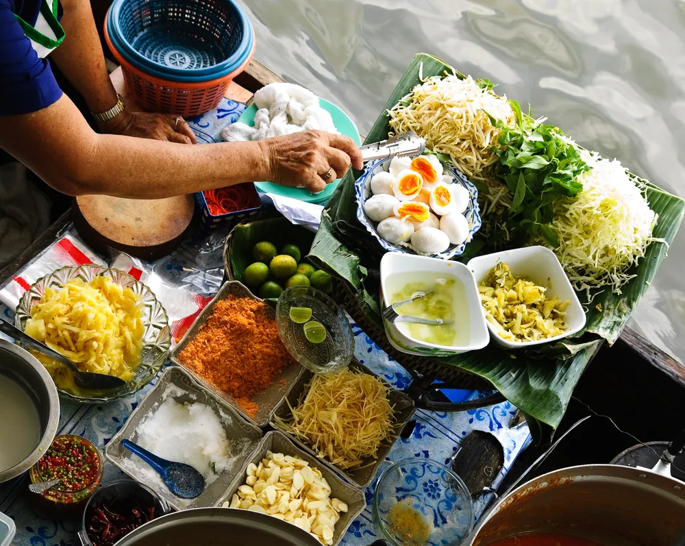 Bangkok. Czytelnicy są zgodni, że stolica Tajlandii jest najlepszym miejscem na świecie, żeby posmakować "ulicznego" jedzenia. Specjalnością tajskiej kuchni są m.in: kurczak z zielonym curry oraz smażone kluski wymieszane z jajkiem, sosem rybnym, sosem z tamaryndowca, papryką chili, mięsem oraz orzeszkami ziemnymi.  