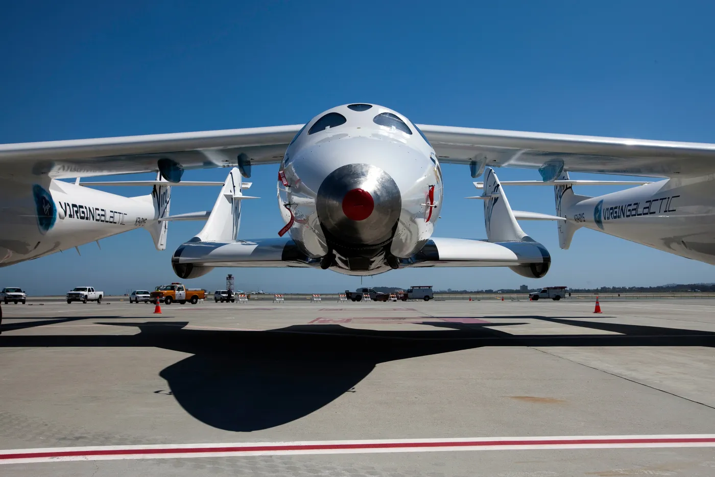 Prywatny statek kosmiczny Virgin Galactic SpaceShipTwo na płycie lotniska San Francisco International Airport w San Francisco, Kalifornia, USA