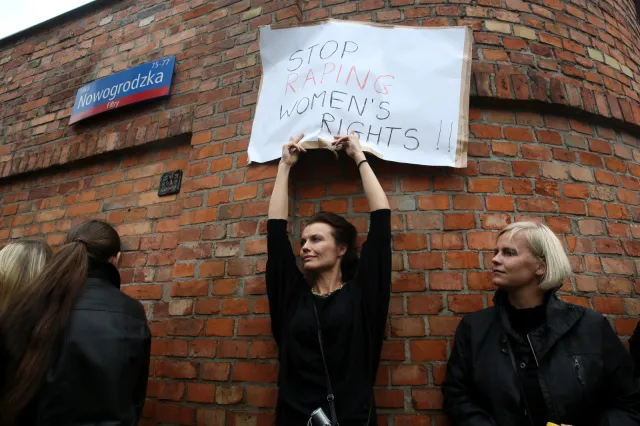 Czarny poniedziałek: Trwa zbiórka podpisów. "Naszą bronią jest referendum ogólnokrajowe"