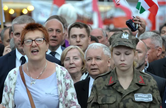 Policja: Prawie 760 tys. zł kosztowała miesięcznica smoleńska i kontrmanifestacja z 10 lipca