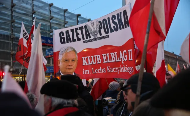 "Byłeś w ZOMO, jesteś w KODzie...". Marsz KOD spotkał się z kontrmanifestacją