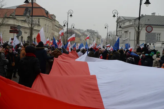 Manifestujący zmierzają przed Sejm
