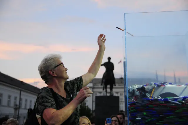 "Marionetka", "długopis". Protest przed Pałacem Prezydenckim przeciw podpisaniu ustaw sądowych [ZDJĘCIA]
