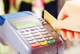 "Karta za zero złotych"? Sprawdź to! 13 na 18 banków pobiera opłaty