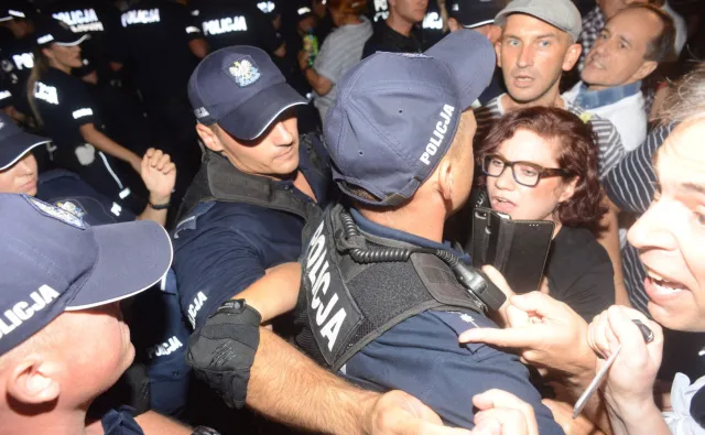 Trwa przesłuchanie mężczyzny, który zaatakował policjanta przed Pałacem Prezydenckim
