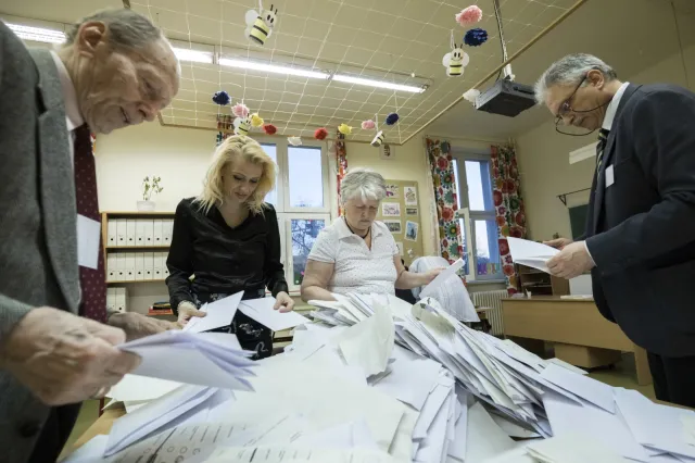 Czym zajmuje się komisarz wyborczy i ile zarabia?