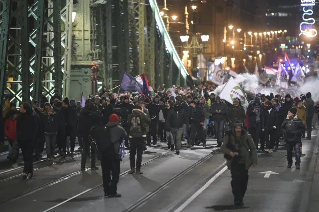 Węgrzy nie chcą "ustawy niewolniczej". Doszło do przepychanek z policją
