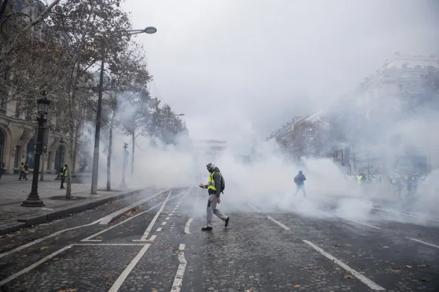 Francja: Rzecznik rządu ewakuowany z biura, gdzie wdarły się "żółte kamizelki"
