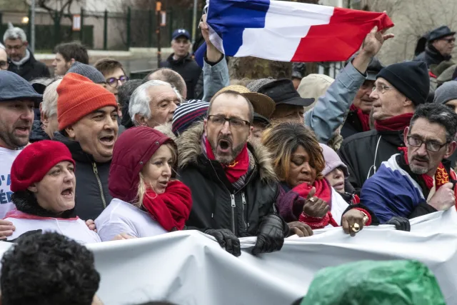 Po „żółtych kamizelkach” we Francji czas na „czerwone chusty”