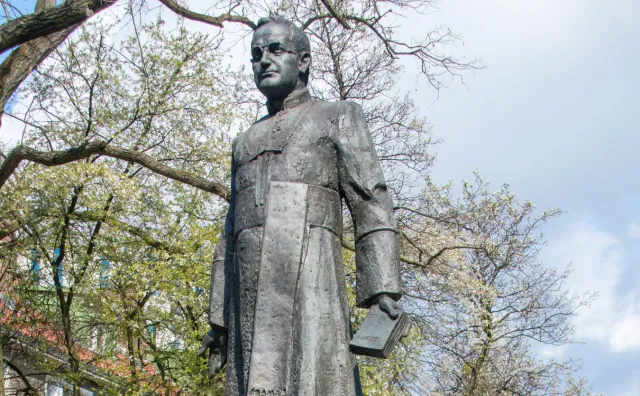 Gdańsk: Demonstracja pod cokołem pomnika ks. Jankowskiego