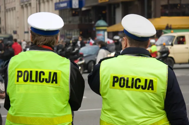 Starsi dzielnicowi też dostaną pieniądze za ubranie