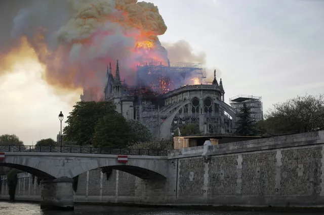 Płonąca katedra Notre Dame, czyli karta z kalendarza polskiego internetu [FELIETON]