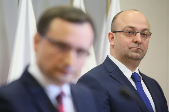 Przemiana Łukasza Piebiaka: Od środowiskowego działacza do kadrowego sprawiedliwości w PiS