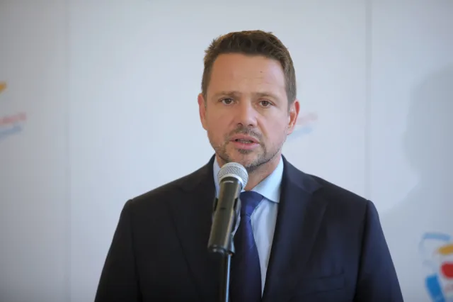 Przesunięcia w inwestycjach, podwyżka cen biletów. Trzaskowski proponuje zmiany w budżecie Warszawy