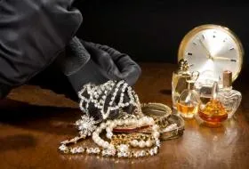Złodziej, biżuteria Fot. Shutterstock