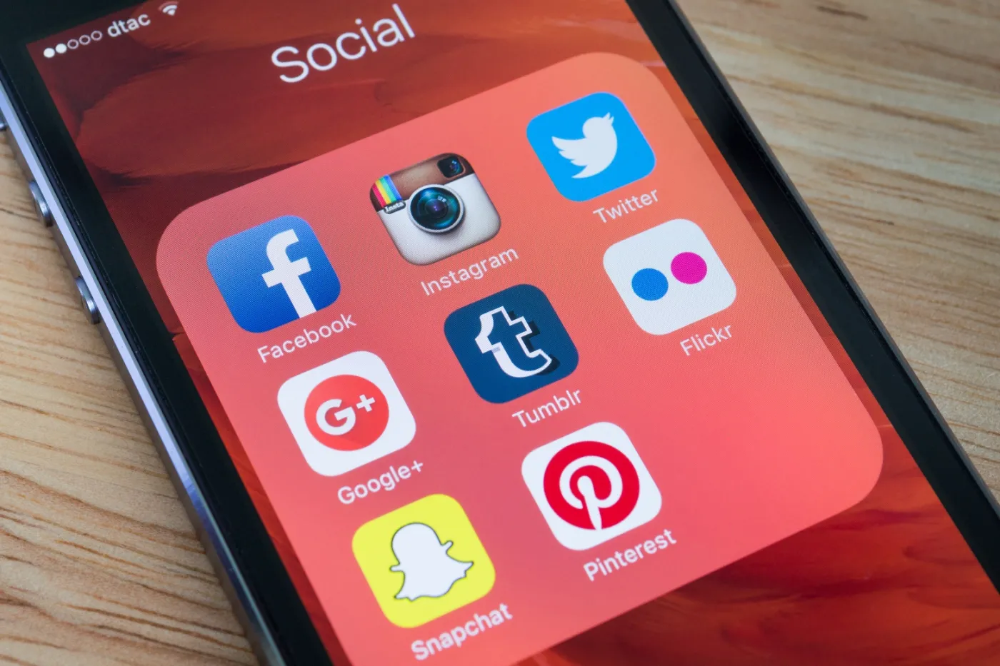 Facebook dla e-emerytów? Młodzi wybierają Snapchat i Instagram
