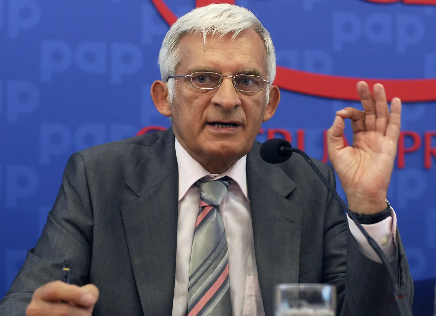 10 lat nowego podziału administracyjnego; Buzek: reforma samorządowa udała się