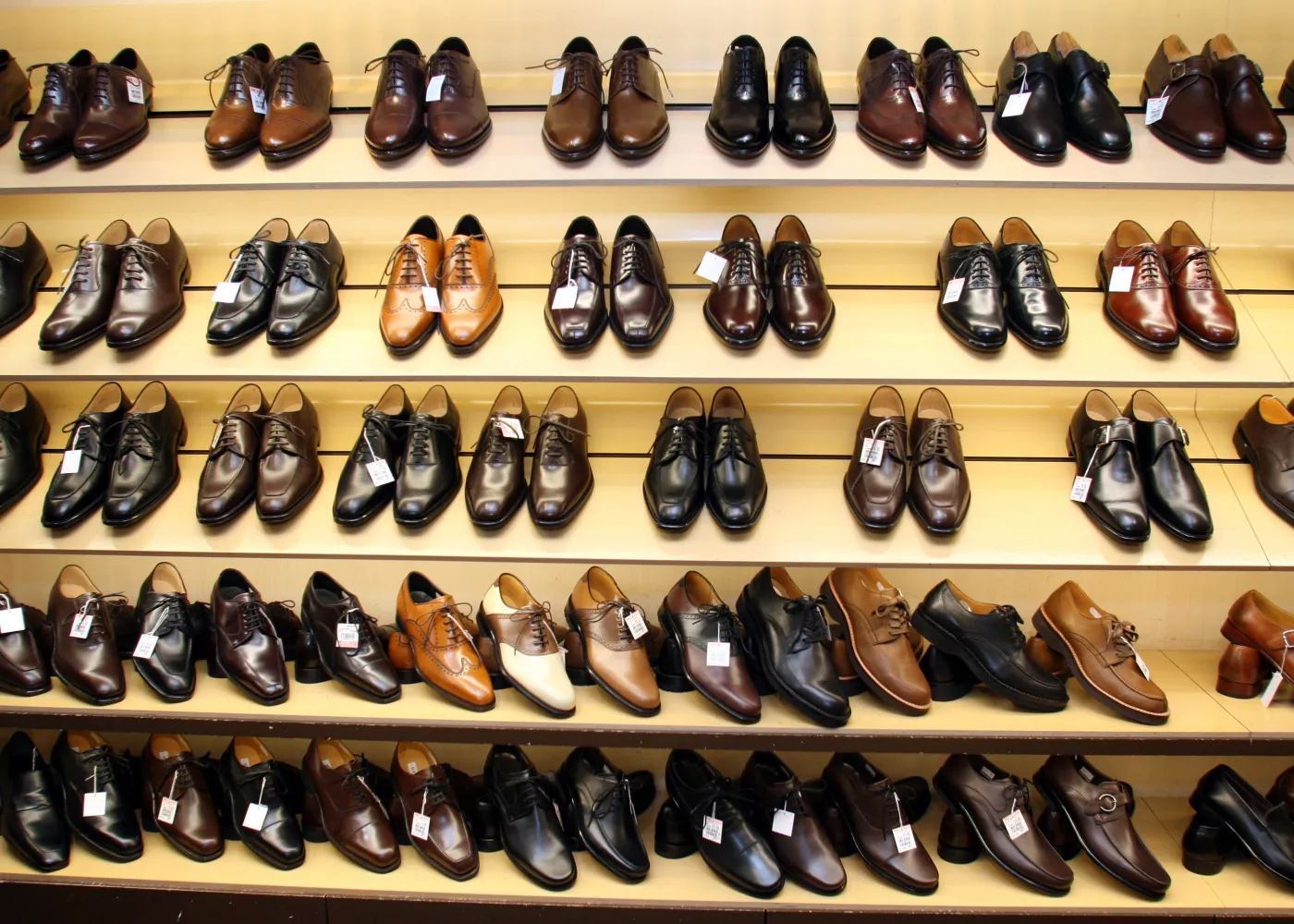 Sprzątają Palermo w zamian za buty