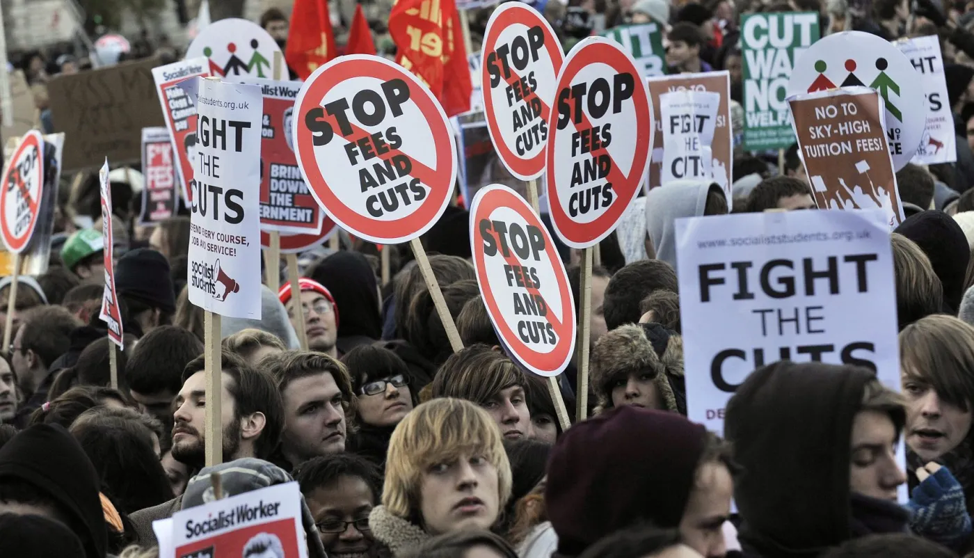 Demonstracja studentów w Londynie przeciwko podniesieniu czesnego. Fot. PAP/EPA/ANDY RAIN