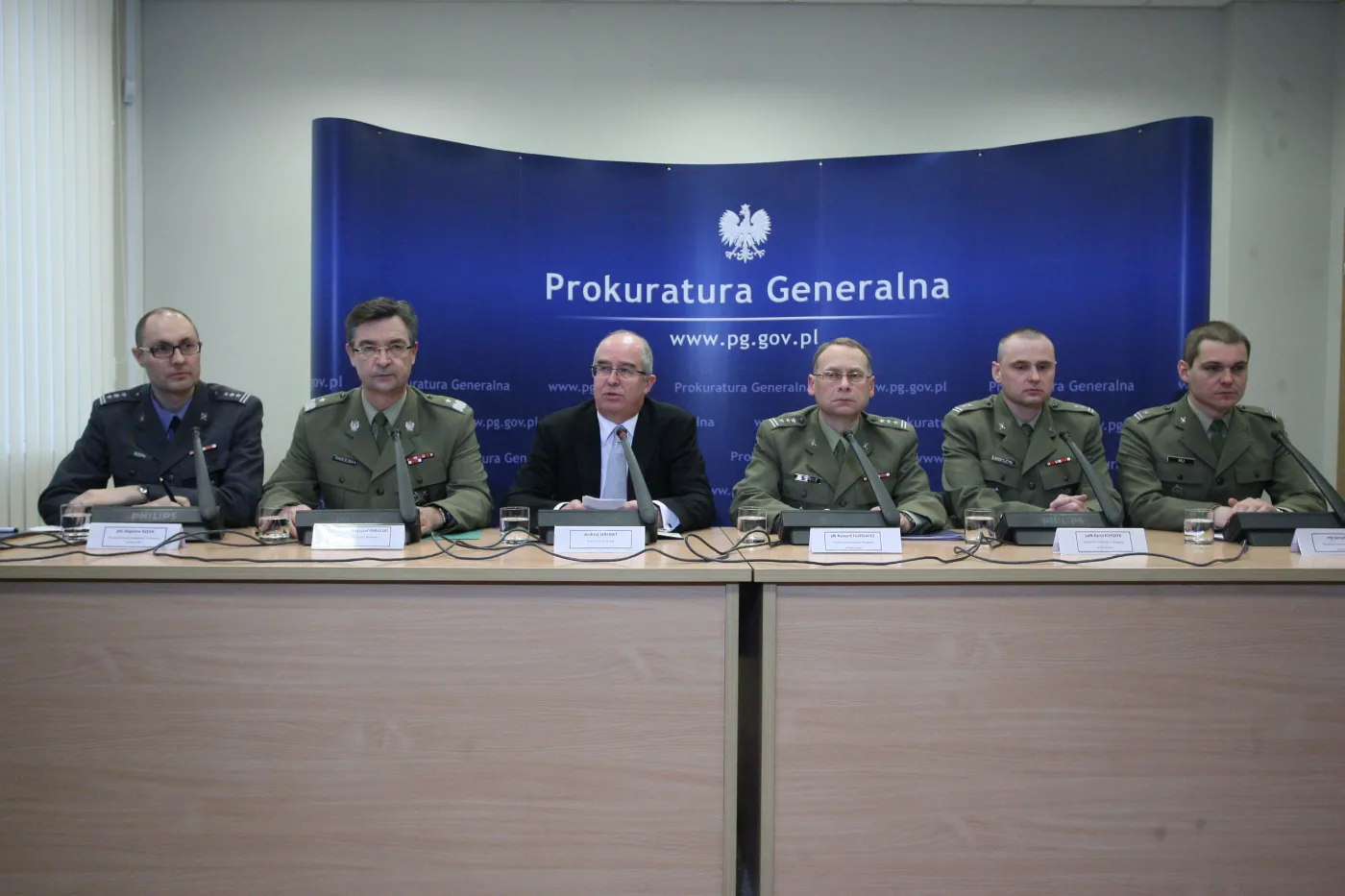 Konferencja prasowa prokuratora generalnego oraz prokuratorów wojskowych badających przczyny katastrofy samolotu TU154M pod Smoleńskiem, którzy wrócili z Moskwy, gdzie przeprowadzali przesluchania. Na zdjęciu prokurator Generalny Andrzej Seremet, Naczelny prokurator wojskowy gen. bryg. Krzysztof Parulski, Rzepa. Fot. Tomasz Ozdoba/newspix.pl 