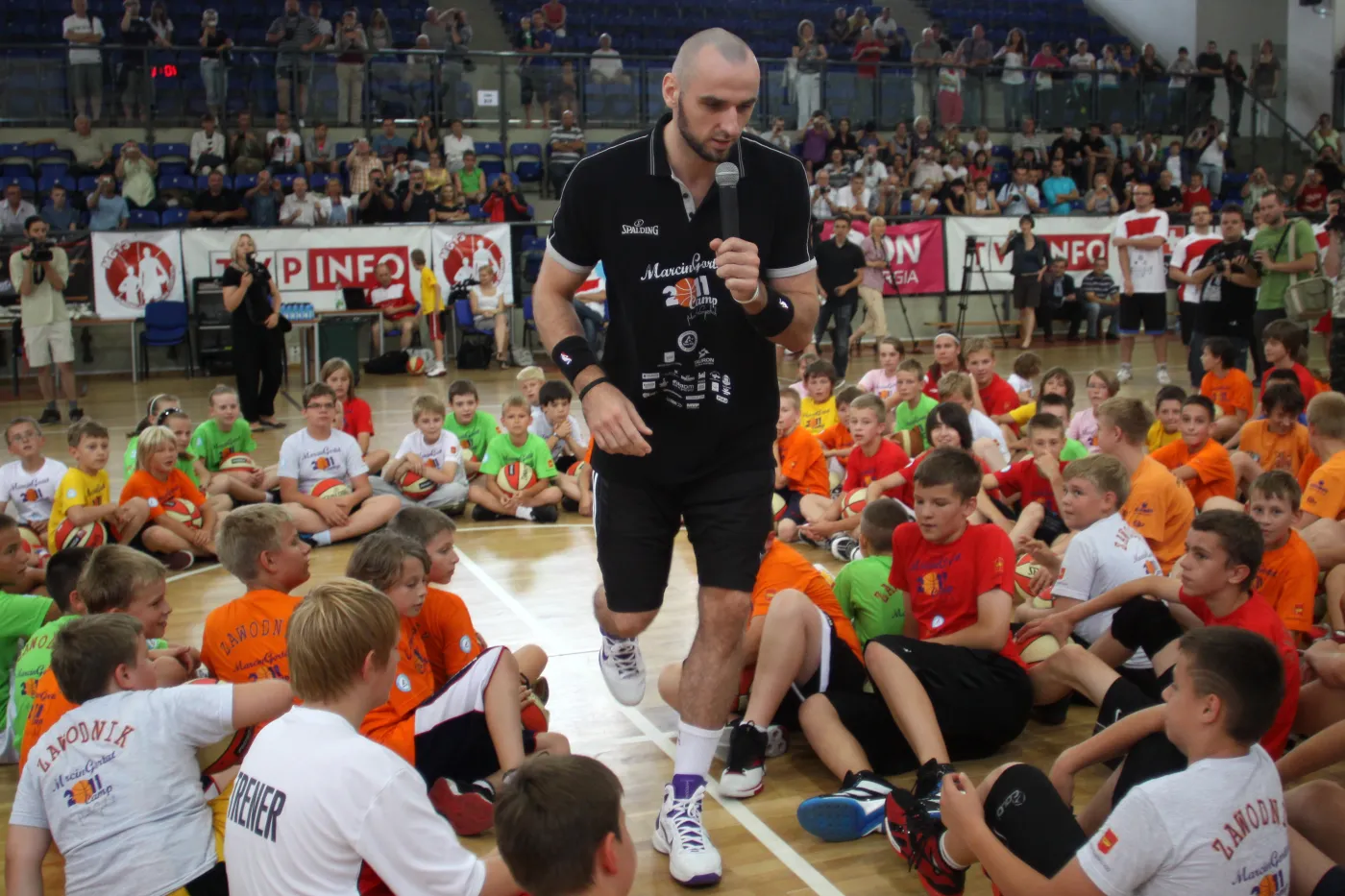 Marcin Gortat uczy grać w koszykówkę dzieci w Łodzi. 