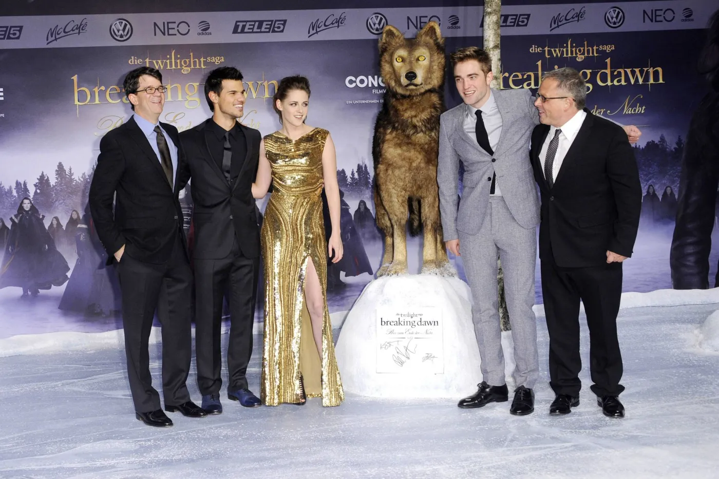 Premiera II części Zmierzchu. Od lewej producent Wyck Godfrey, nastepnie aktorzy: Taylor Lautner, Kristen Stewart, Robert Pattinson i reżyser Bill Condon