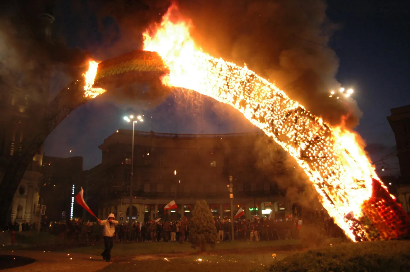 Narodowcy podpalają tęczę na placu Zbawiciela