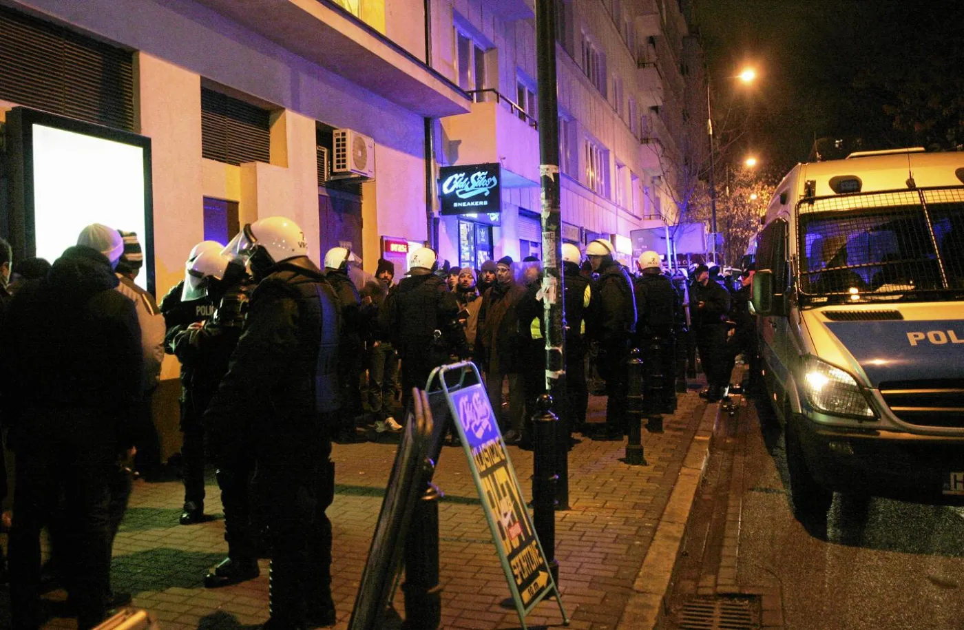120 włoskich kibiców zatrzymanych przed meczem z Legią: W stronę policji leciały butelki i kamienie