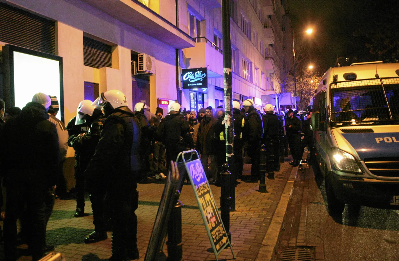 Policja zatrzymała 149 kiboli włoskiego Lazio. Przed meczem z Legią zaatakowali policjantów