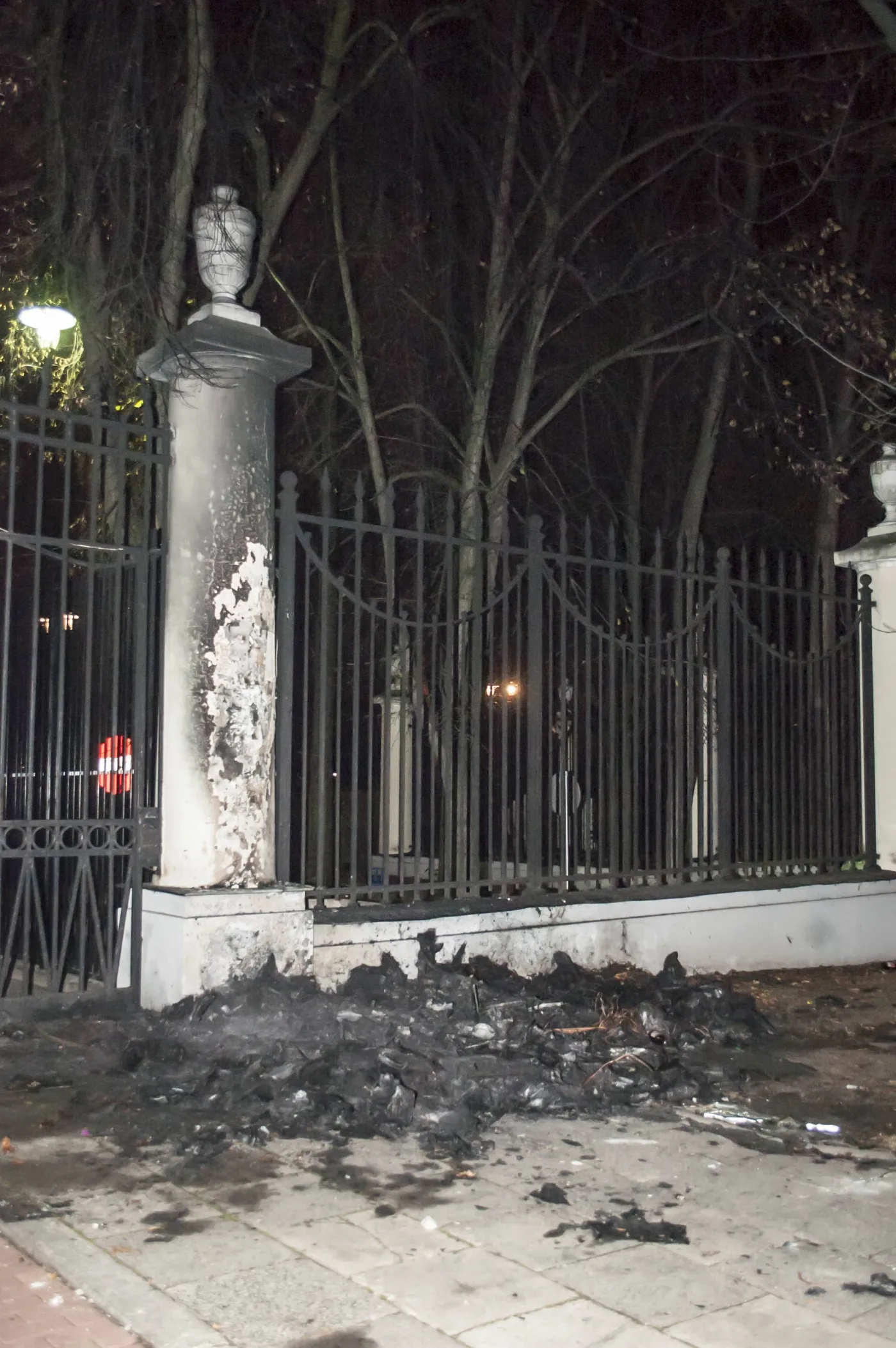 Spalona przez narodowców budka przy ambasadzie rosyjskiej