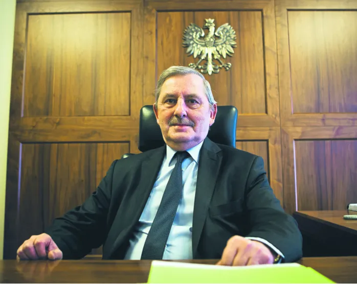 Sędziowie jeżdżą do pracy, a nie na wczasy do ciepłych krajów