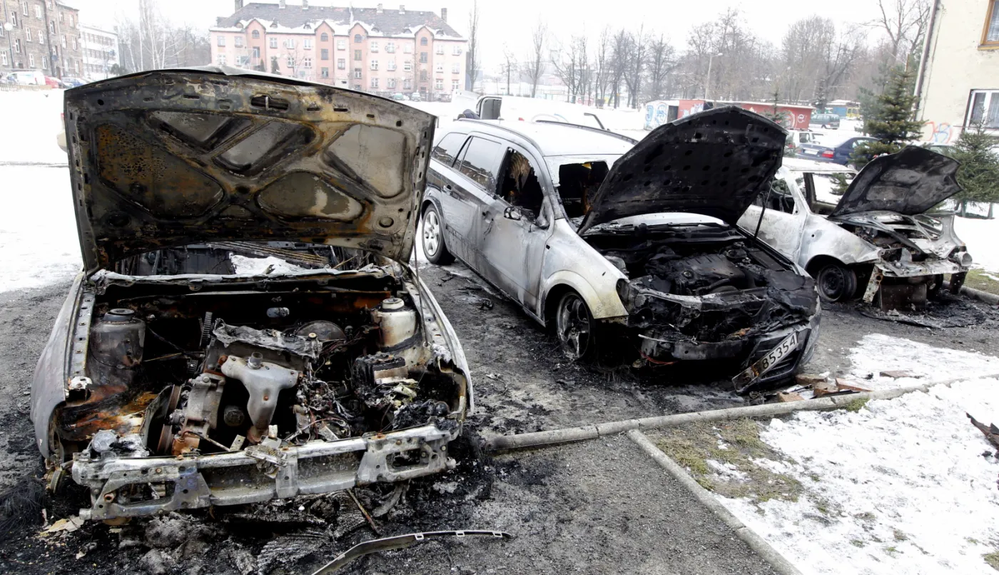 Kolejny podpalacz samochodów: w Rudzie Śląskiej paliło się 11 pojazdów