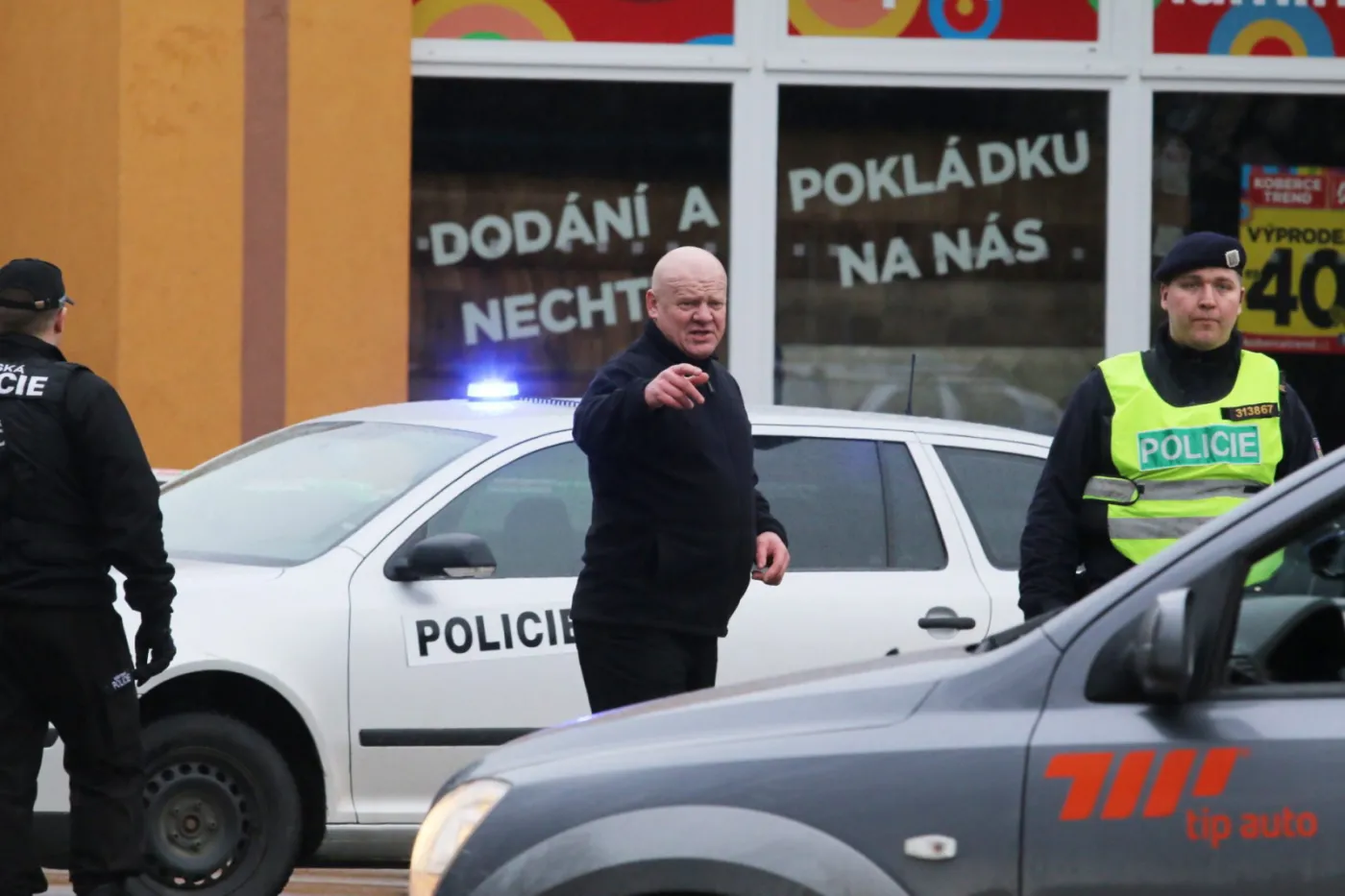 Szczegóły strzelaniny w czeskiej restauracji: Żona napastnika zabarykadowała się w domu
