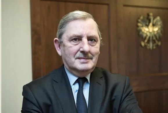 Publiczne ganienie sędziów sprzyja słupkom poparcia
