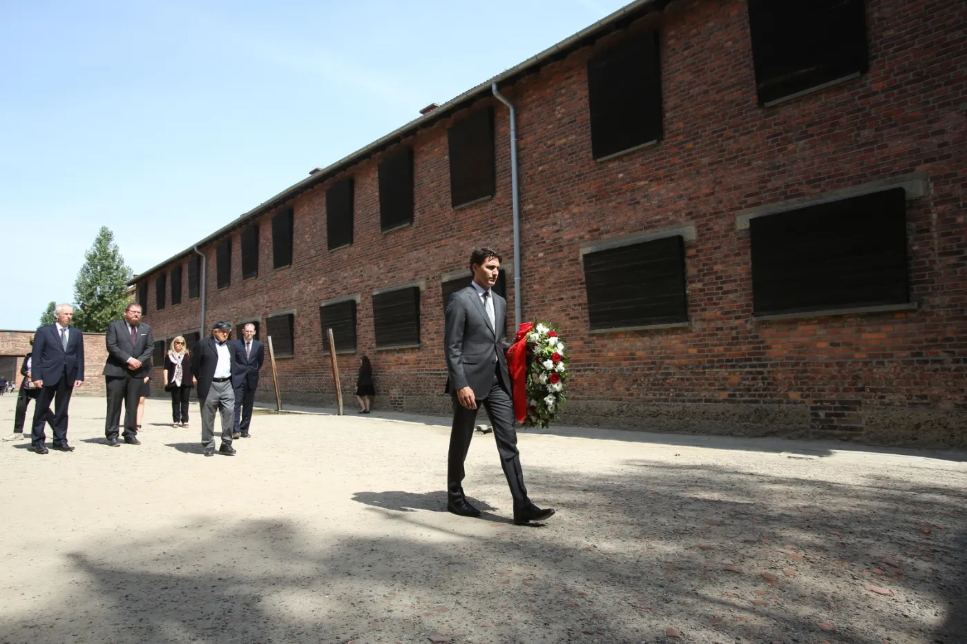 Premier Kanady zwiedza Auschwitz