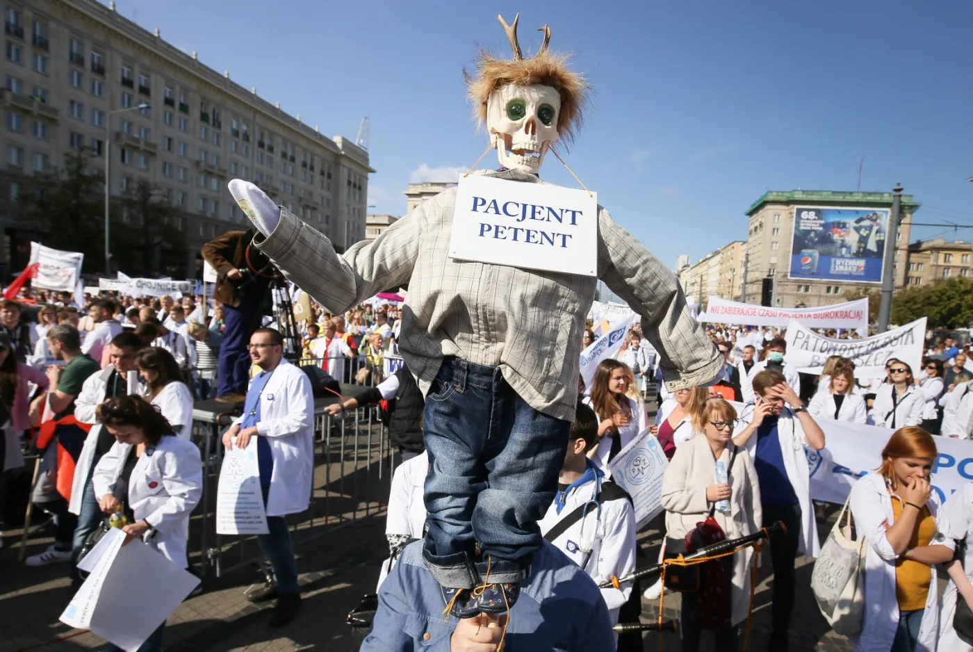 Protest pracowników służby zdrowia w Warszawie. Domagają się podwyżek i poprawy warunków pracy