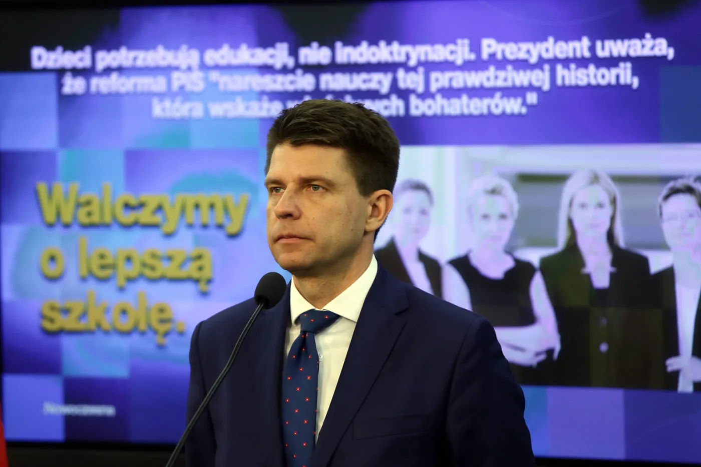 Petru o pomysłach Morawieckiego: Prezydent nie widzi tego, co podpisuje. Jest bezwolny zupełnie